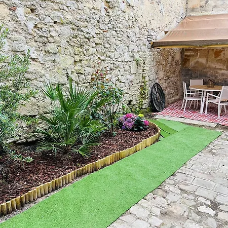 Nouveau ! Place Gambetta Superbe 2 Pieces Avec Cour Ensoleillee Crepy-en-Valois